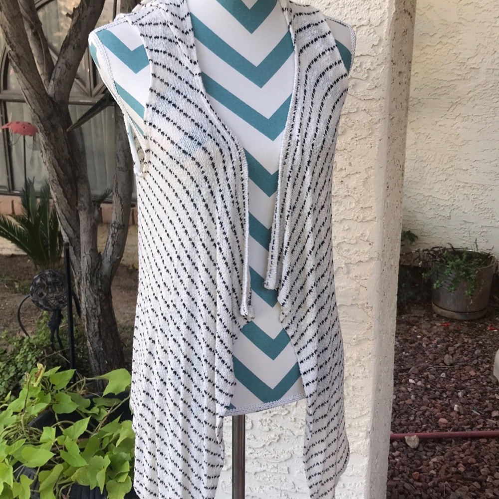 Sleeveless cardigan
